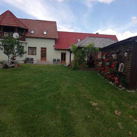 Imádó Vendégház Cernat Exterior foto